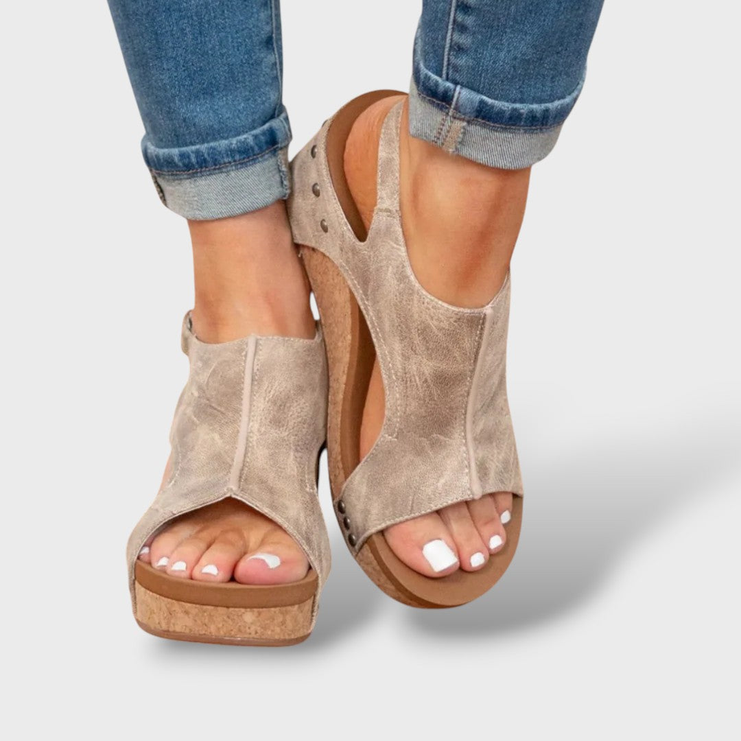 Sandalias cuña ante elegantes mujer