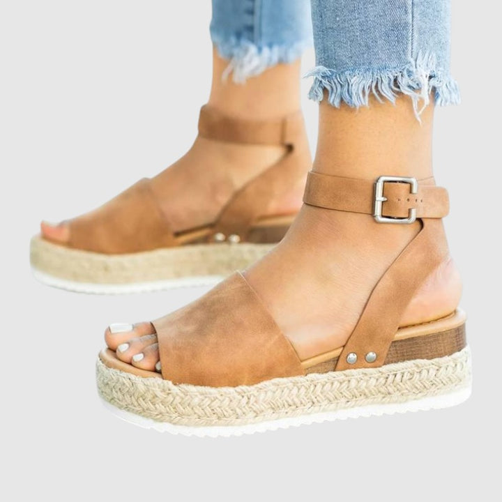 Sandalias de diseño elegante con plataforma alta