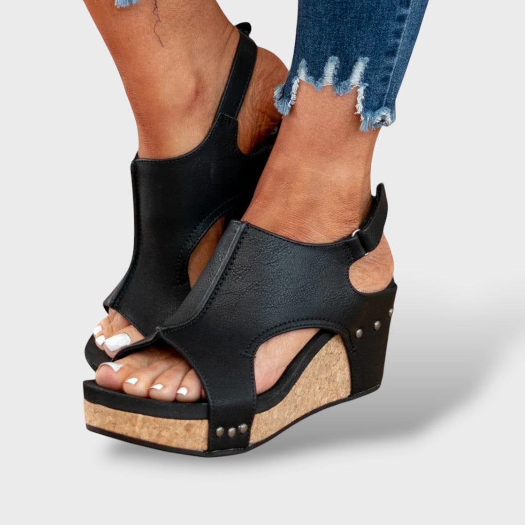 Sandalias cuña ante elegantes mujer
