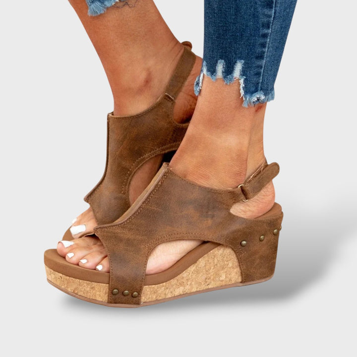 Sandalias cuña ante elegantes mujer