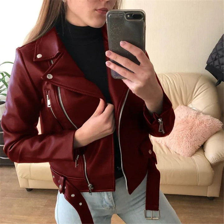 Chaqueta de piel vegana con cinturón