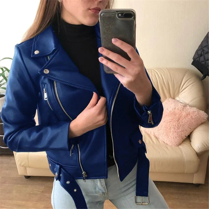 Chaqueta de piel vegana con cinturón