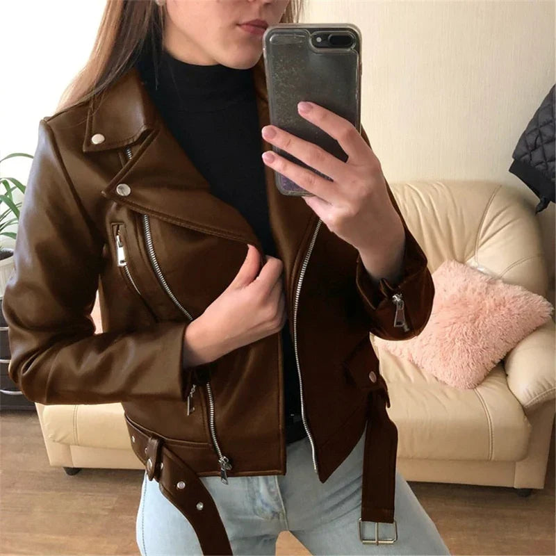 Chaqueta de piel vegana con cinturón