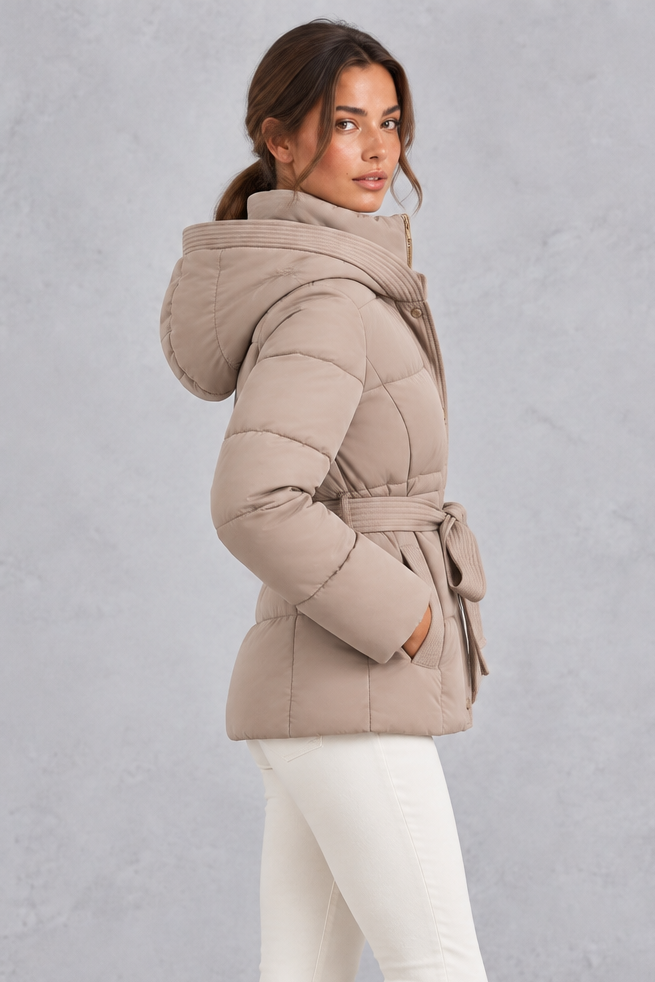 Chaqueta acolchada con capucha y cinturón