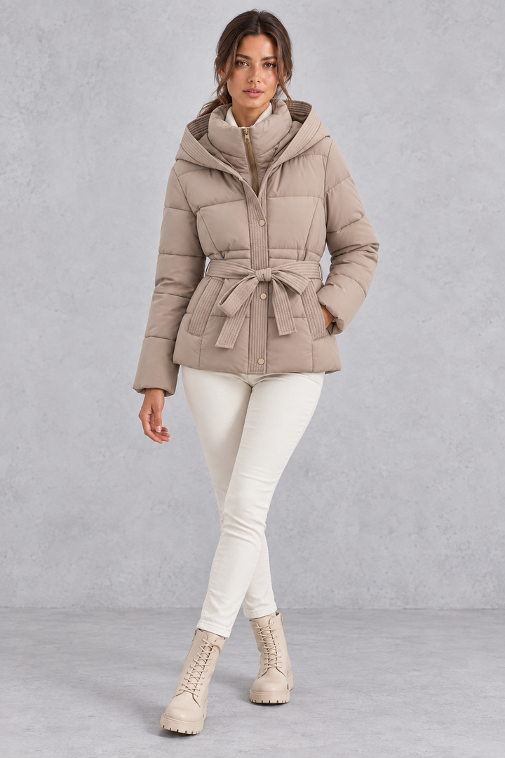 Chaqueta acolchada con capucha y cinturón