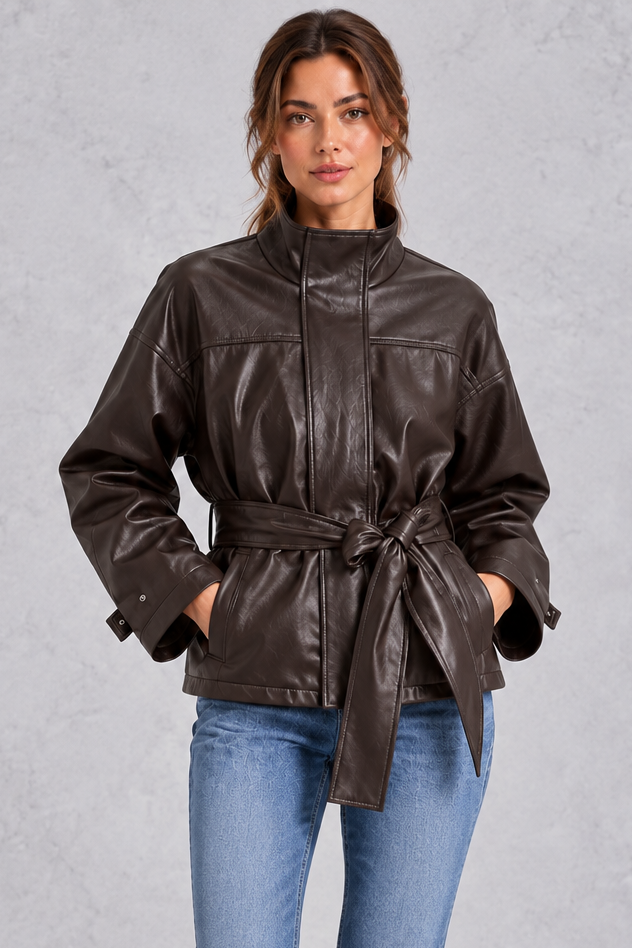 Chaqueta corta efecto piel con cinturón