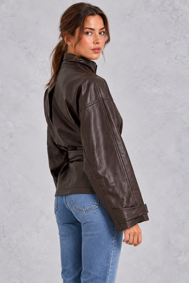 Chaqueta corta efecto piel con cinturón