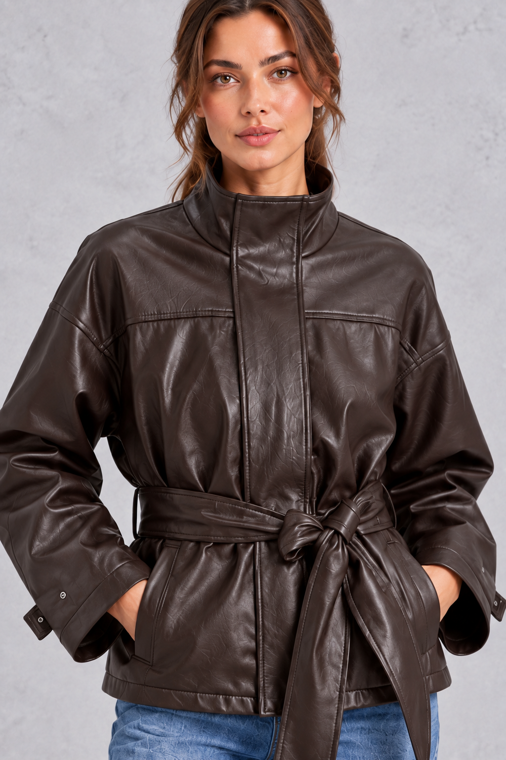 Chaqueta corta efecto piel con cinturón