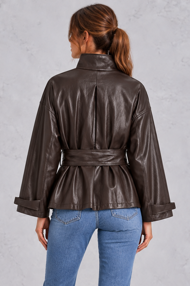 Chaqueta corta efecto piel con cinturón