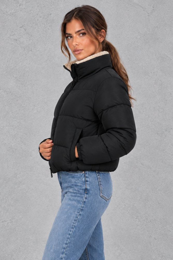 Chaqueta acolchada corta con sherpa