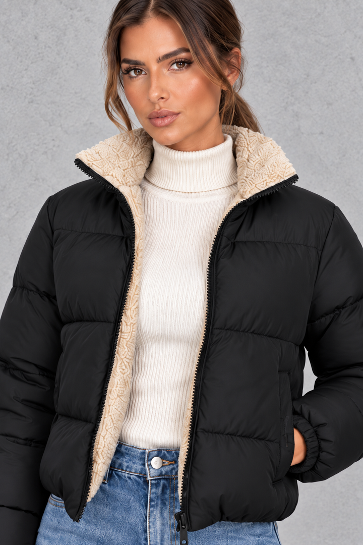 Chaqueta acolchada corta con sherpa