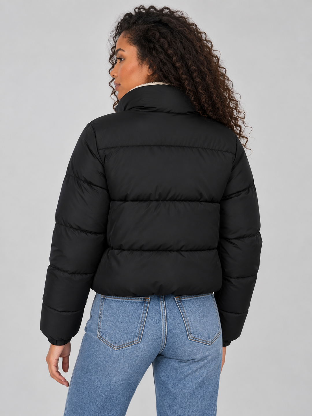 Chaqueta acolchada corta con sherpa