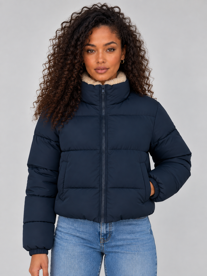 Chaqueta acolchada corta con sherpa