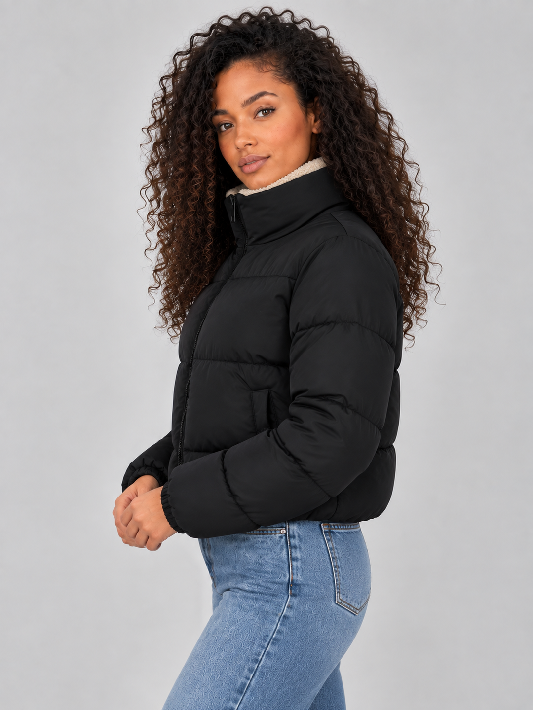 Chaqueta acolchada corta con sherpa