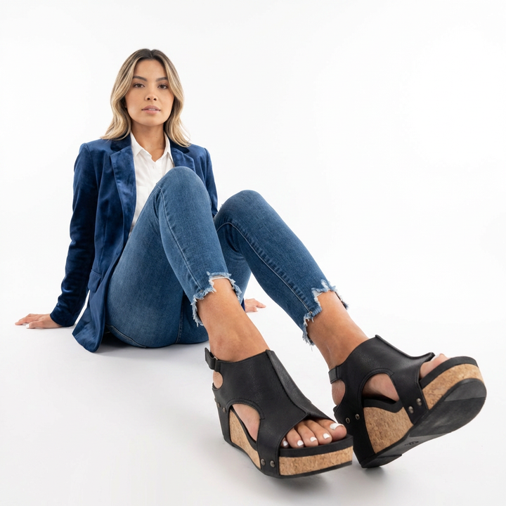 Sandalias cuña ante elegantes mujer