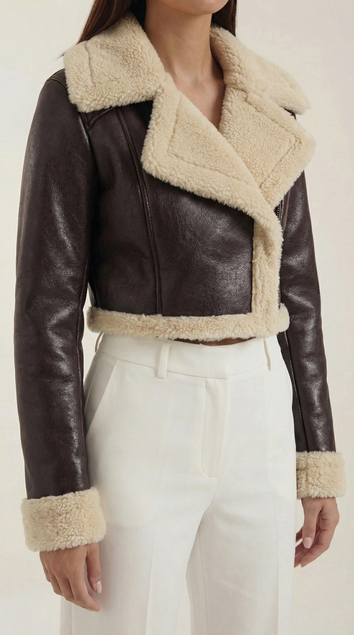 Chaqueta corta efecto piel borreguito