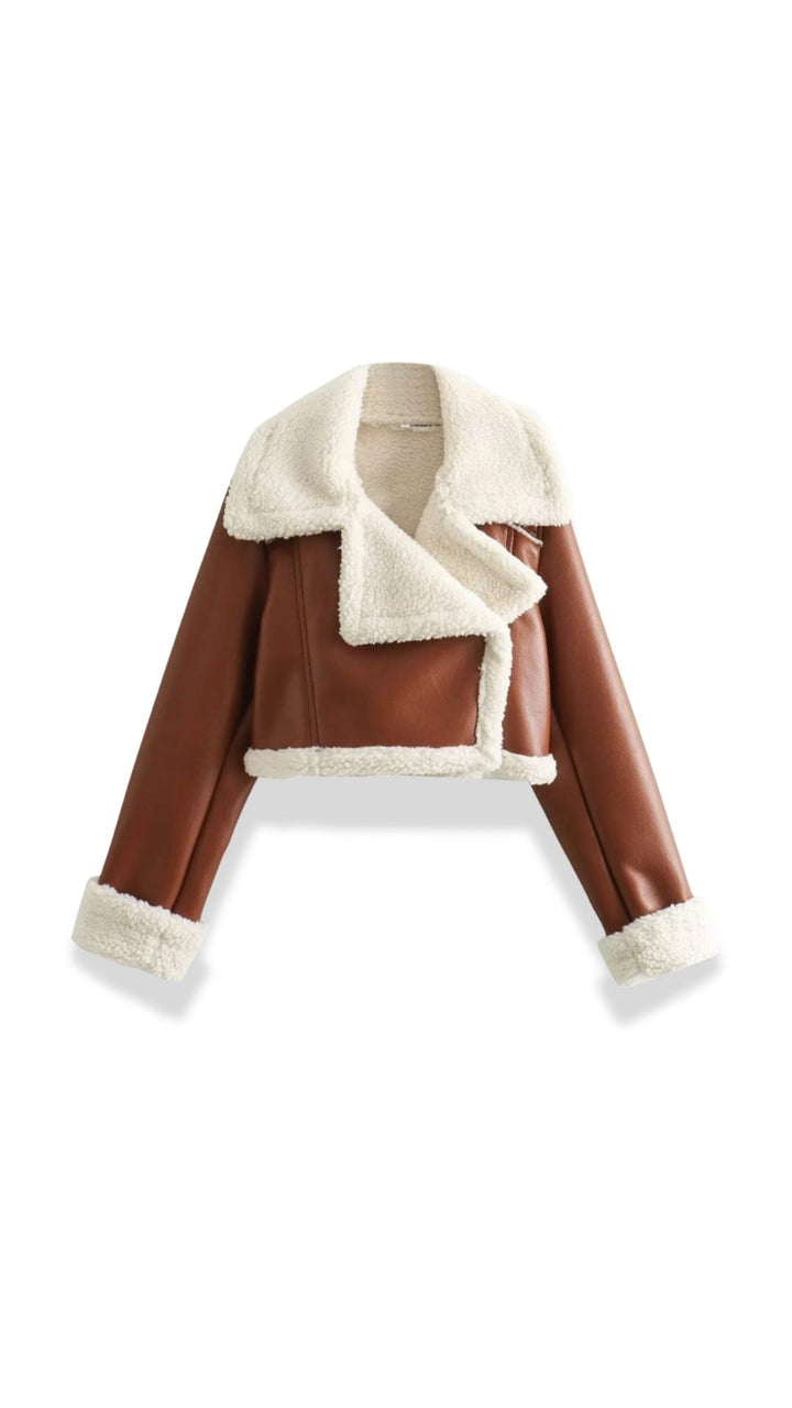 Chaqueta corta efecto piel borreguito